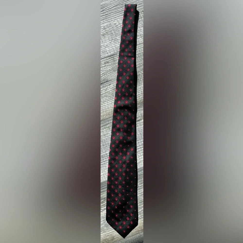 Dior Black and Red Silk Tie with Classic Pattern